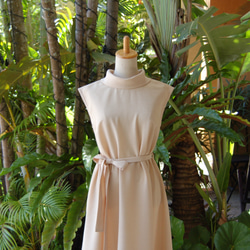 卷領長裙 沙米色 具有高級和服面料般的質感。 第2張的照片