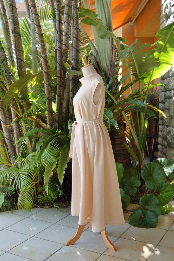 卷領長裙 沙米色 具有高級和服面料般的質感。 第5張的照片