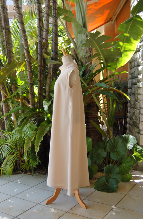 卷領長裙 沙米色 具有高級和服面料般的質感。 第8張的照片