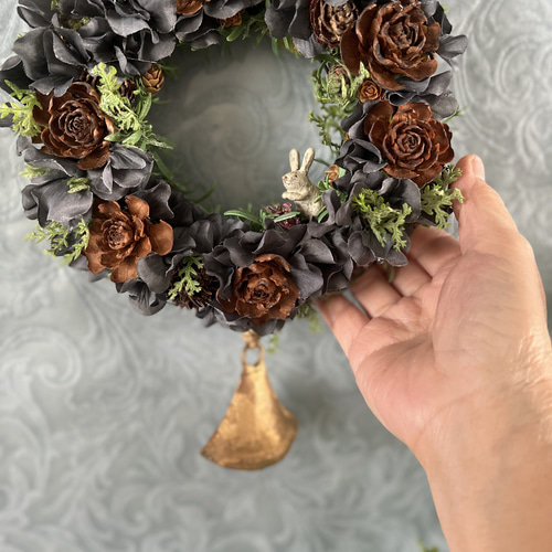 8.アイアンベルリース アイアンベルが鳴る 冬の実物を紡いだハーフ型 クリスマスリース