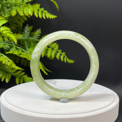 蛇紋玉手鐲 57+MM 青提奶蓋 冰潤 淺綠白 岫玉手環 細膩圓融 平靜安寧 第3張的照片
