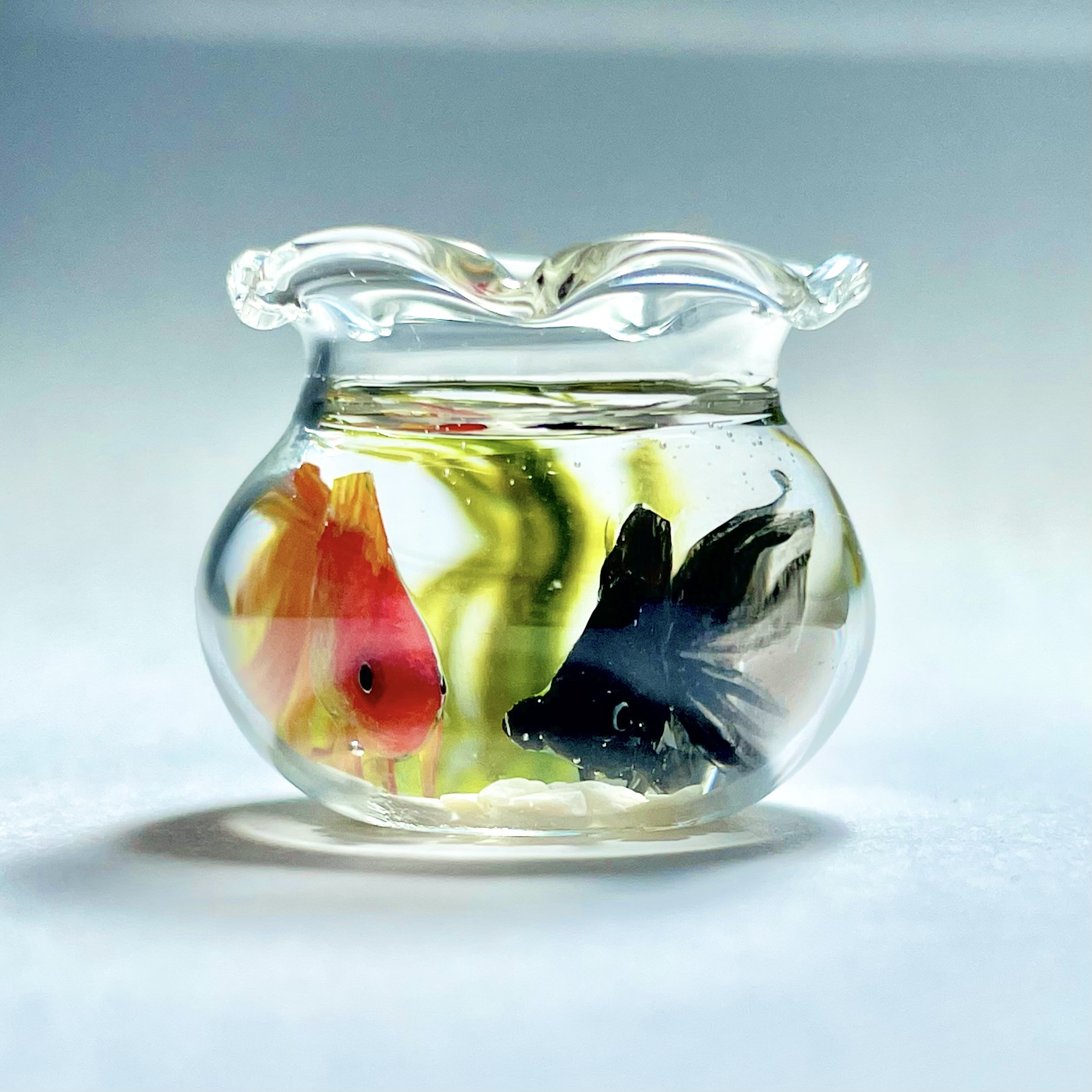 ガラス工芸★泳ぐ金魚の置物 ガラス細工 金魚2匹 赤クリア 水草台付 ミニチュア 置物 雑貨 夏