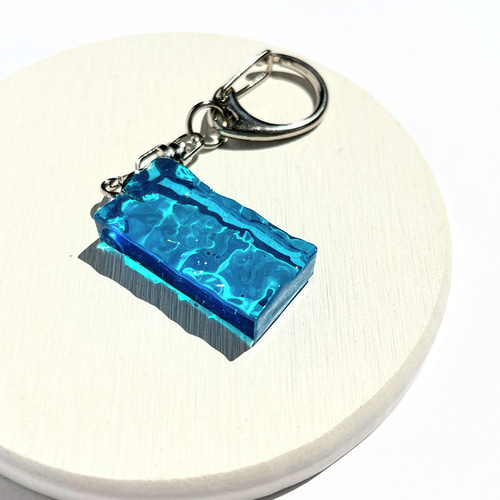 ＃220 コバルトブルー✴ちょうちょ✴雪の結晶✴レジンキーホルダーブローチ コバルトブルーの海キーホルダー / レジン / 波 / 水面 その他