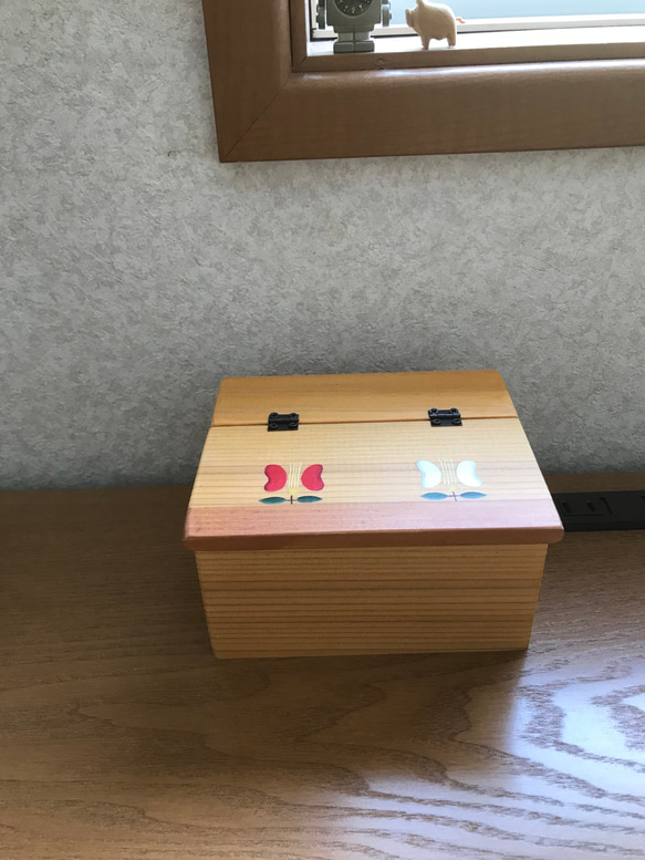 蓋を開けて取り出すポケットテッシュ入れ　木製ミニテッシュbox　家の中で使うテッシュペーパー入れ　遠州椿　小物収納箱 3枚目の画像