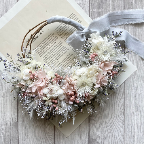 ホワイトとクリーム色のプリザーブドフラワー リース fit=scale-down,w=1200