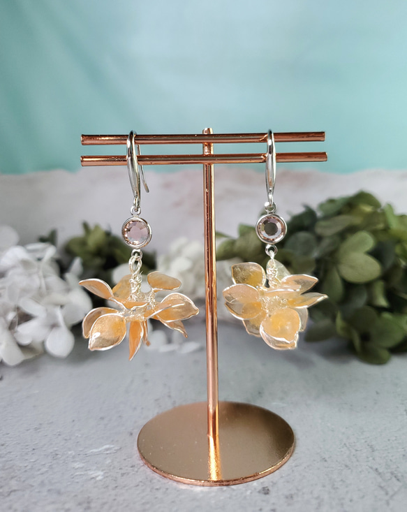 ピーチ色の花柄ワンピース、クリスタルフラワーのフレンチピアス 