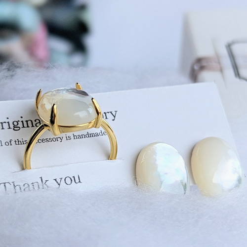 ホワイトマザーオブパールスクロールカービング＆ブルートパーズボールカットのピアス ピアス K10ホワイトゴールド アクアマリン シャンパンガーネット