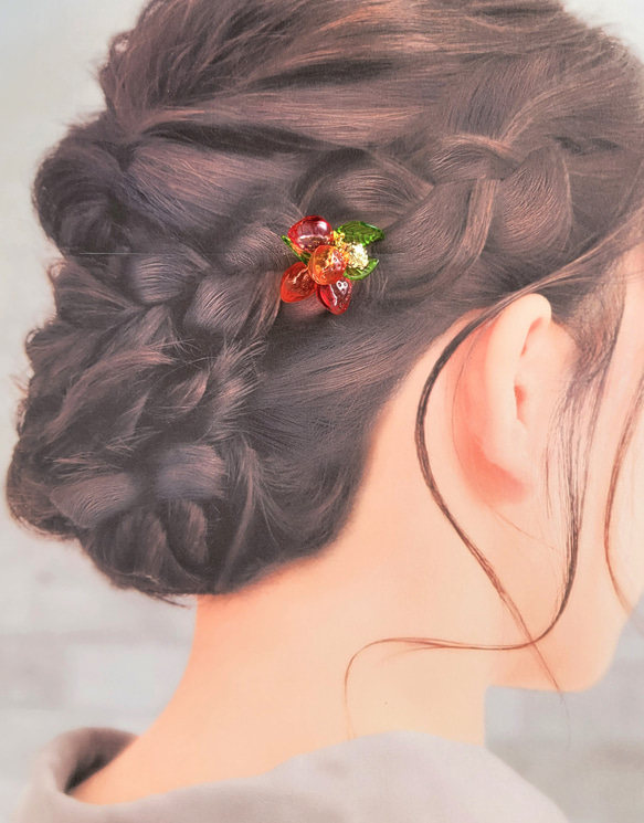 「苺のかんざし」２種類　赤＆白(クリア)　野摘みの苺シリーズ　ヘアアクセサリー 4枚目の画像