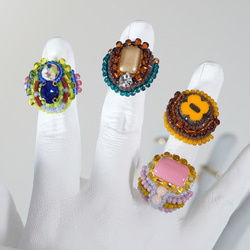 おゃべりな指輪111 フリーサイズ　ビーズ刺繍のリング　リーフ　ホワイト　おおぶりリング 5枚目の画像