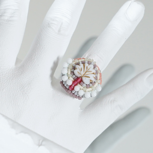 おゃべりな指輪111 フリーサイズ　ビーズ刺繍のリング　リーフ　ホワイト　おおぶりリング 2枚目の画像