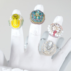 おゃべりな指輪111 フリーサイズ　ビーズ刺繍のリング　リーフ　ホワイト　おおぶりリング 6枚目の画像