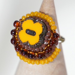 おゃべりな指輪116 フリーサイズ　ビーズ刺繍のリング　カラフル　オレンジ　おおぶりリング　マルチカラー 3枚目の画像
