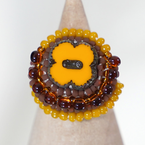 おゃべりな指輪116 フリーサイズ　ビーズ刺繍のリング　カラフル　オレンジ　おおぶりリング　マルチカラー 4枚目の画像