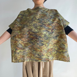 【1点もの】横づかいの幅広プルオーバー 袖付き 総手縫い -絹着物地 黄土緑 雲抽象模様  POW291 3枚目の画像