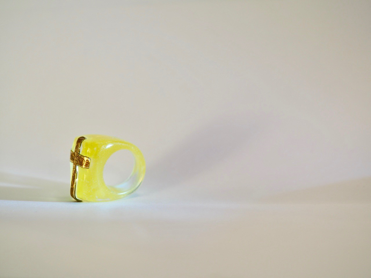 *Melting Cross*レモンバター色クロスリング