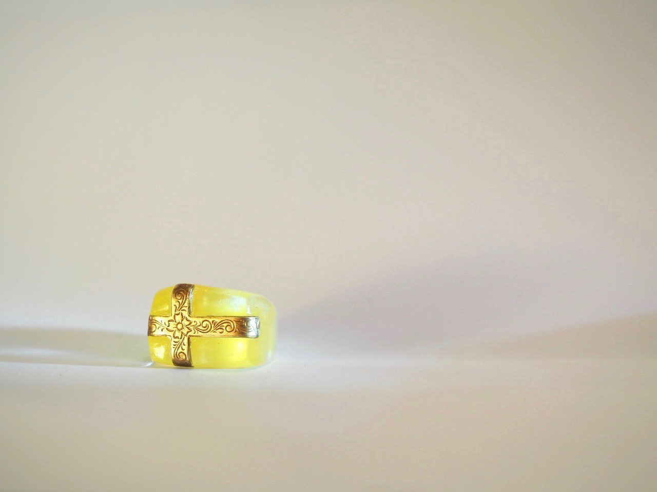 *Melting Cross*レモンバター色クロスリング