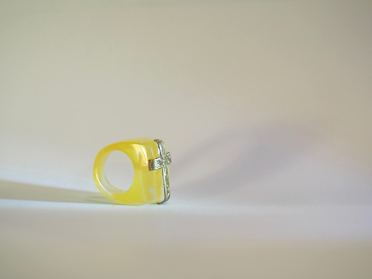 *Melting Cross*レモンバター色クロスリング