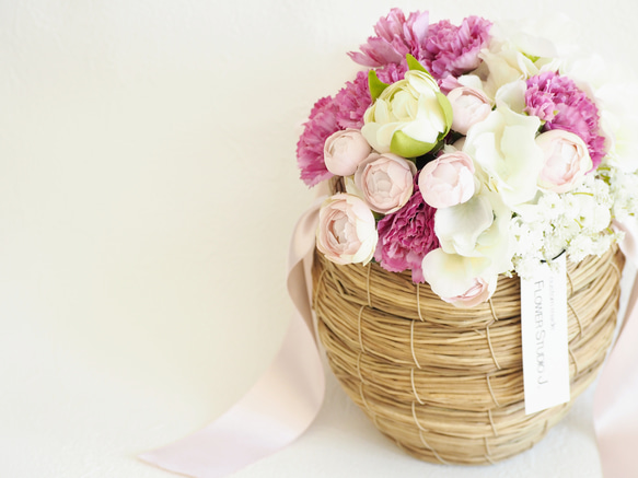 送料無料[母の日早割2024]RIBBON HANGING BASKET / Carnation Bouquet 3枚目の画像