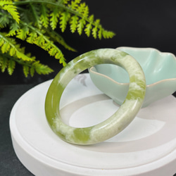 蛇紋玉手鐲 59+MM 青提奶蓋 果綠飄白 岫玉手環 細膩溫潤 自信美麗 第5張的照片