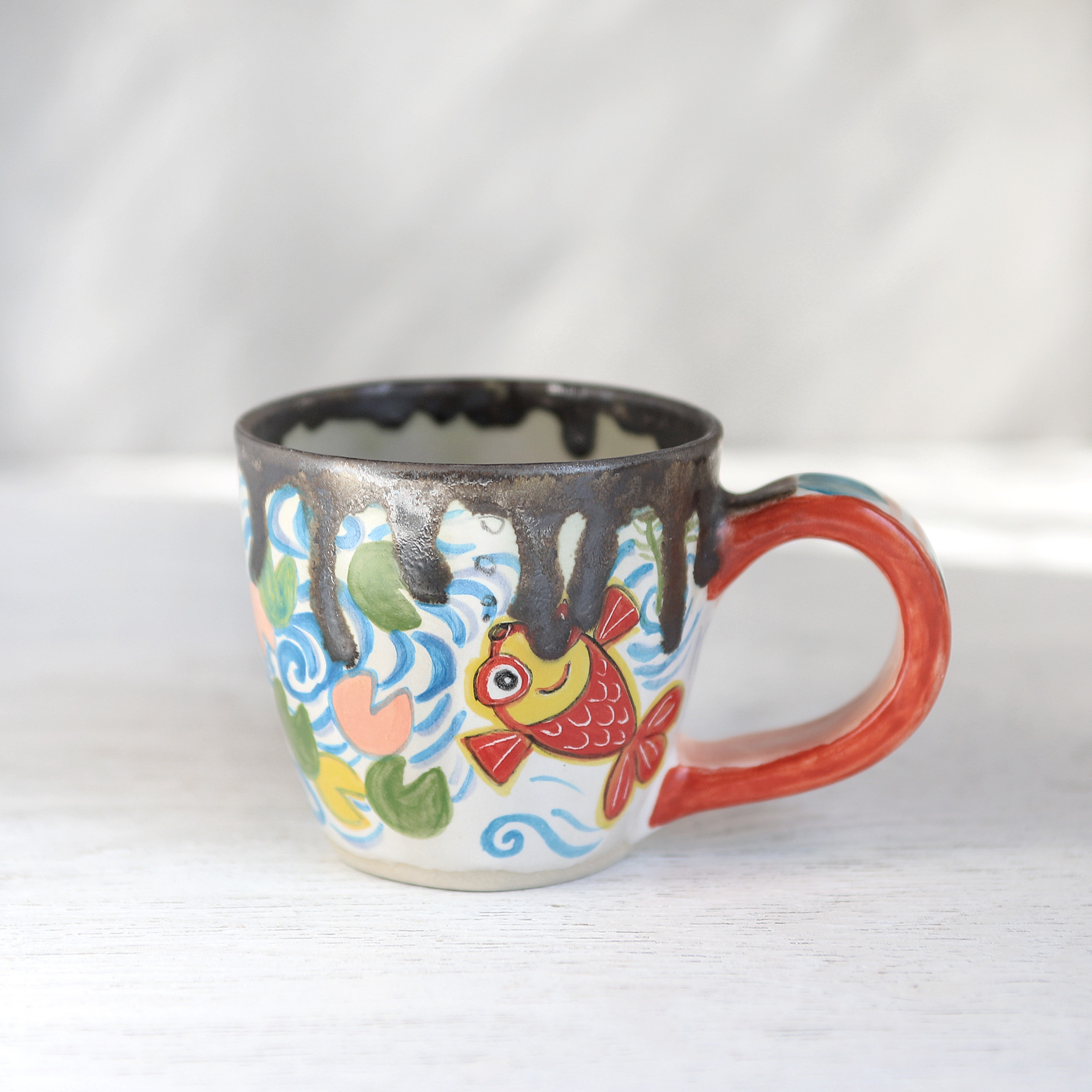 赤い金魚と水連の色絵マグ（赤に青いハートの取っ手）