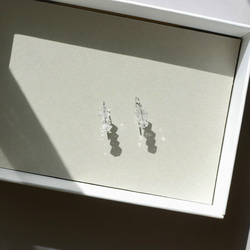 小さなハーキマーダイヤモンドのピアス　サージカルステンレス　シンプル　華奢　オフィス　フォーマル　普段使い　つけっぱなし 8枚目の画像