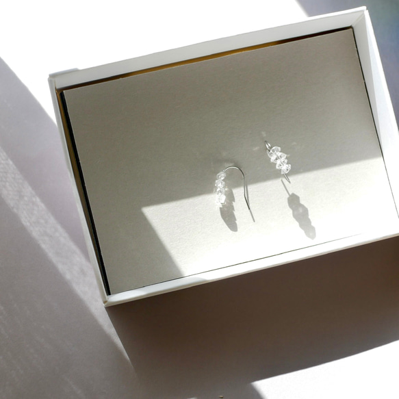 小さなハーキマーダイヤモンドのピアス　サージカルステンレス　シンプル　華奢　オフィス　フォーマル　普段使い　つけっぱなし 7枚目の画像