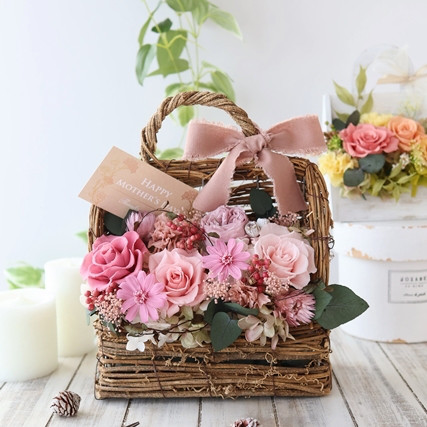 母の日に贈るカーリーバスケットアレンジ ピンク カーネーション 母の日 退職祝い  ギフト 誕生日 プレゼント