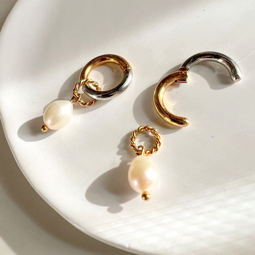 レースオーバルゴールドチャームと淡水パールのイヤリング ピアス レースオーバルゴールドチャームと淡水パールのイヤリング ピアス