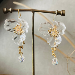 再販✖️6 透明な春 アクリル クリアフラワーと枝チャーム ピアス  