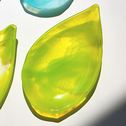 新緑色のリーフ型ガラス皿　A　しずく型　ライトグリーン　アクセサリートレイ　テーブルウェア　ガラス工芸 4枚目の画像