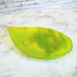 新緑色のリーフ型ガラス皿　A　しずく型　ライトグリーン　アクセサリートレイ　テーブルウェア　ガラス工芸 6枚目の画像