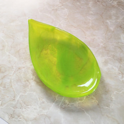 新緑色のリーフ型ガラス皿　A　しずく型　ライトグリーン　アクセサリートレイ　テーブルウェア　ガラス工芸 7枚目の画像
