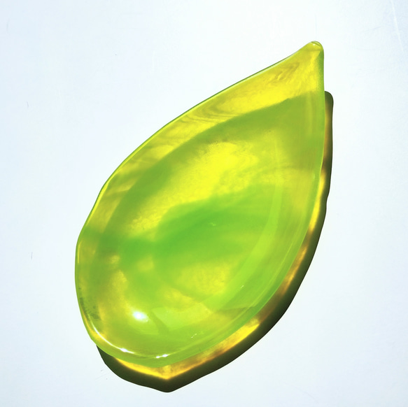 青緑色の装飾ガラス皿 透き通った色使いの琉球ガラス製の小皿（緑青色）。小鉢、鉢物