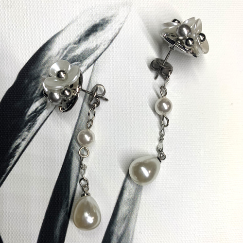 ハンドメイドピアス シャワー台 シルバーとお花のビジューピアス