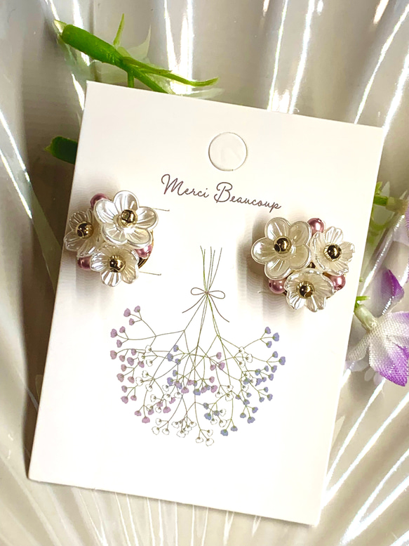 ハンドメイドピアス シャワー台 パールとお花のビジューピアス