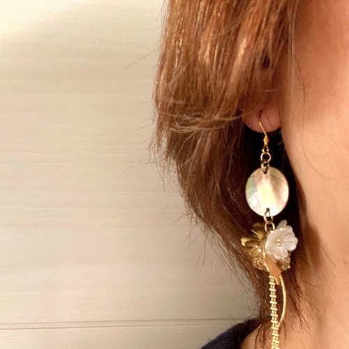 ハンドメイドピアス 大ぶり ゴールド お花 揺れるピアス