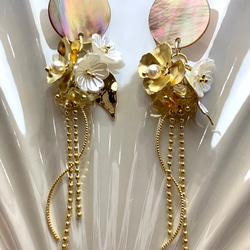 ハンドメイドピアス シャワー台 パールとお花 揺れるビジューピアス