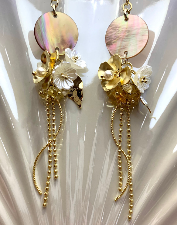 流行に  ハンドメイドピアス 大ぶり ゴールド お花 揺れるピアス ピアス