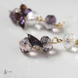 耳飾り 透明×紫 ガラスビーズのアシンメトリーイヤリング 紫蝶を添えて 〈 イヤリング , ピアス 〉 4枚目の画像