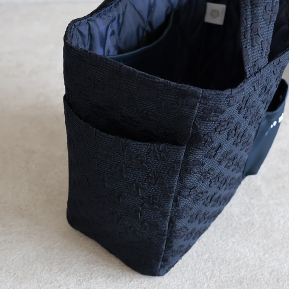 [不均勻的紋理很可愛♪]Fukure提花編織原創手提袋[深海軍藍] 第3張的照片