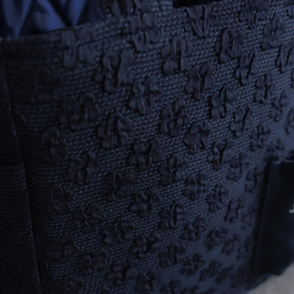 [不均勻的紋理很可愛♪]Fukure提花編織原創手提袋[深海軍藍] 第8張的照片