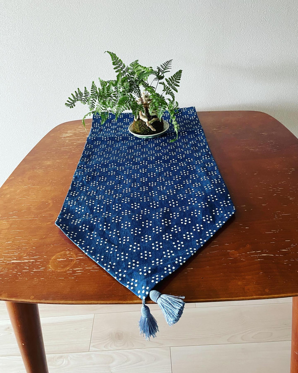 麻100% 伝統工芸藍印花布のテーブルランナー　涼しげなインテリア 1枚目の画像