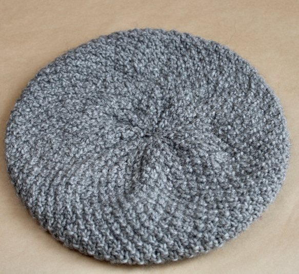 かのこ編みのふんわりベレー帽　アルパカ・メリノ　グレー 5枚目の画像