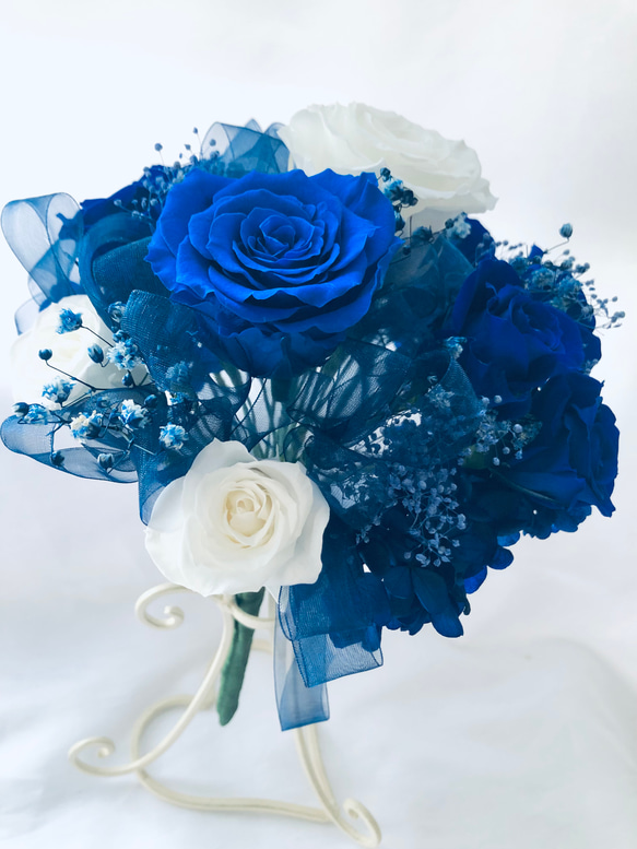プリザーブドフラワー青と白の11 輪の薔薇にかすみ草とリボンをふんわり束ねた花束（花束ラッピングお届け） 7枚目の画像