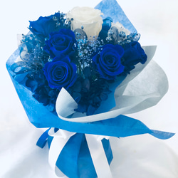 プリザーブドフラワー青と白の11 輪の薔薇にかすみ草とリボンをふんわり束ねた花束（花束ラッピングお届け） 3枚目の画像
