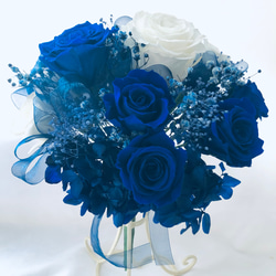 プリザーブドフラワー青と白の11 輪の薔薇にかすみ草とリボンをふんわり束ねた花束（花束ラッピングお届け） 8枚目の画像