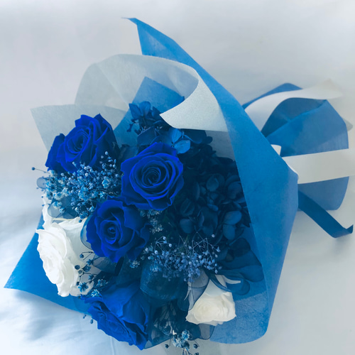 プリザーブドフラワー青と白の11 輪の薔薇にかすみ草とリボンを プリザーブドフラワー青と白の11 輪の薔薇にかすみ草とリボンを