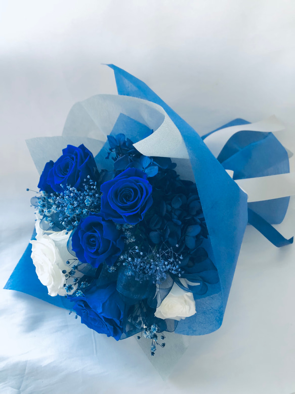 プリザーブドフラワー青と白の11 輪の薔薇にかすみ草とリボンをふんわり束ねた花束（花束ラッピングお届け） 2枚目の画像
