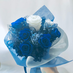 プリザーブドフラワー青と白の11 輪の薔薇にかすみ草とリボンをふんわり束ねた花束（花束ラッピングお届け） 5枚目の画像