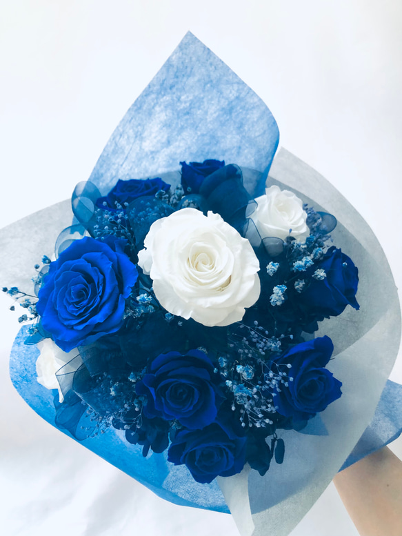 プリザーブドフラワー青と白の11 輪の薔薇にかすみ草とリボンをふんわり束ねた花束（花束ラッピングお届け） 1枚目の画像
